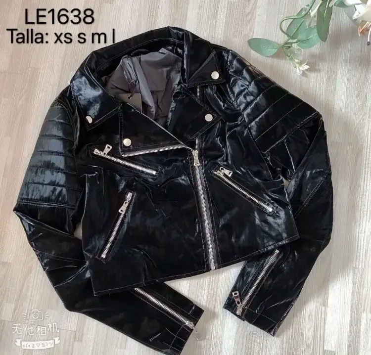 Chaqueta de cuero sintético negra con cierre metálico