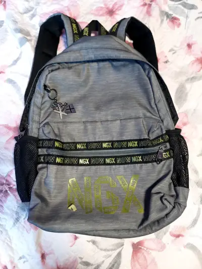 Mochila NGX gris con diseño moderno - miniatura 1