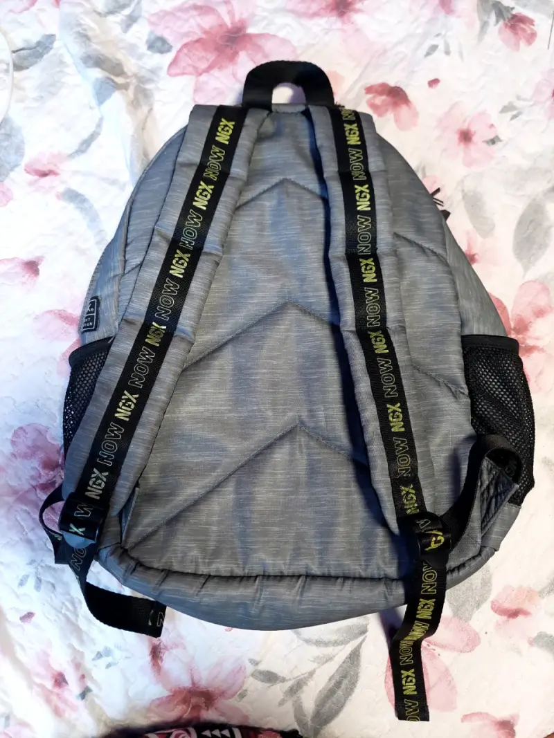 Mochila NGX gris con diseño moderno - 2