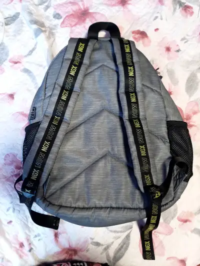 Mochila NGX gris con diseño moderno - miniatura 2