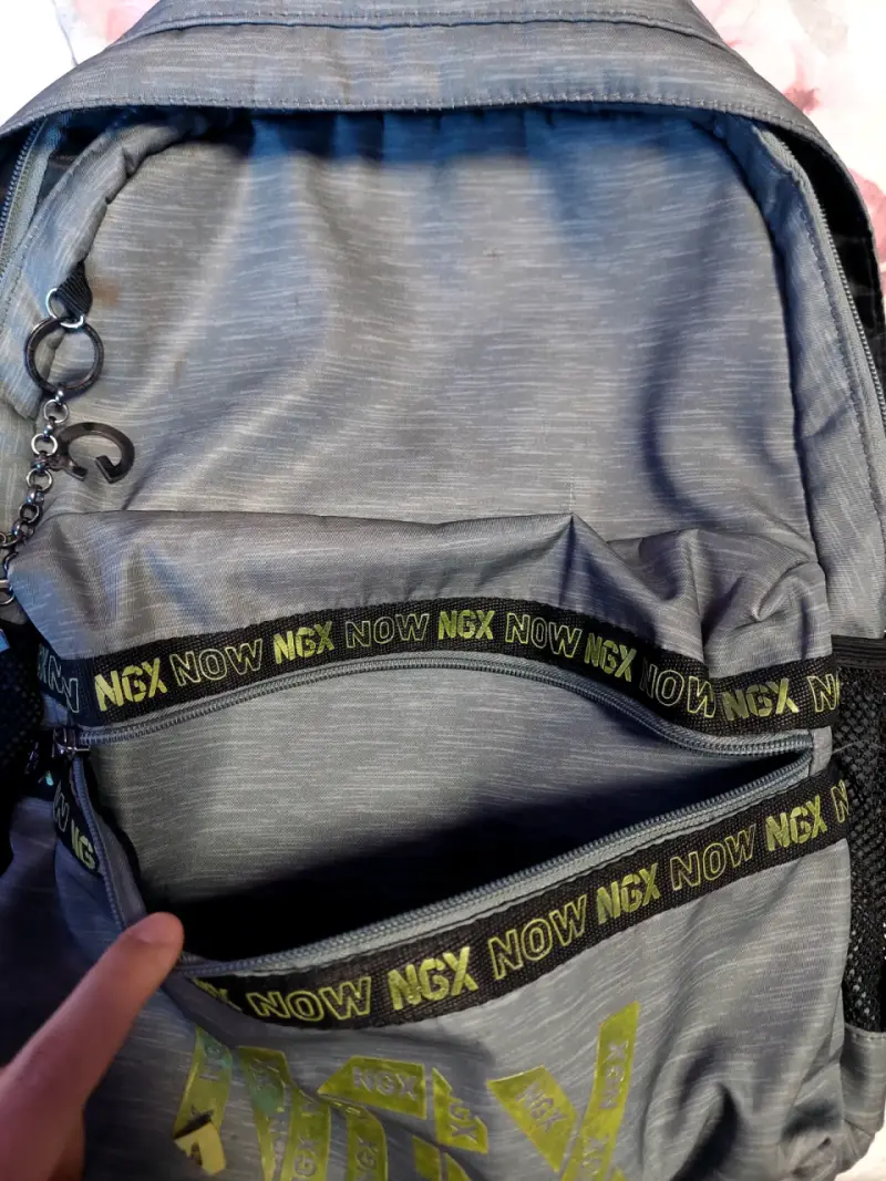 Mochila NGX gris con diseño moderno - 4