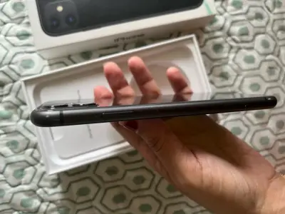 iPhone 11 en buen estado con caja original - miniatura 4