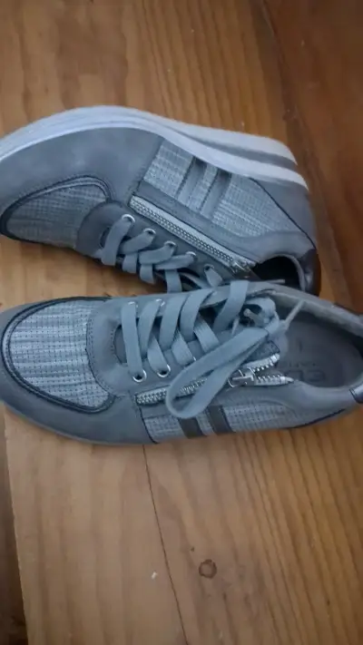 Zapatillas deportivas grises con cierre lateral - miniatura 1