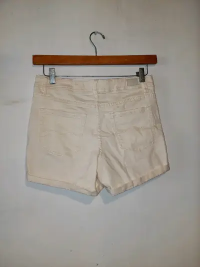 Shorts de mezclilla beige para mujer - miniatura 2