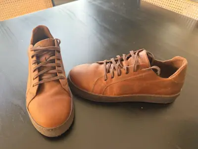 Zapatillas de cuero cafe para hombre Trauko - miniatura 1