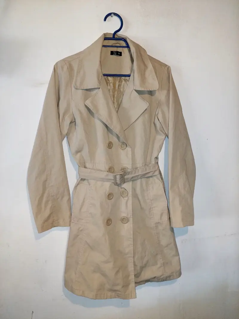 Abrigo beige de mujer con cinturón - 1