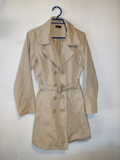 Abrigo beige de mujer con cinturón - miniatura 1