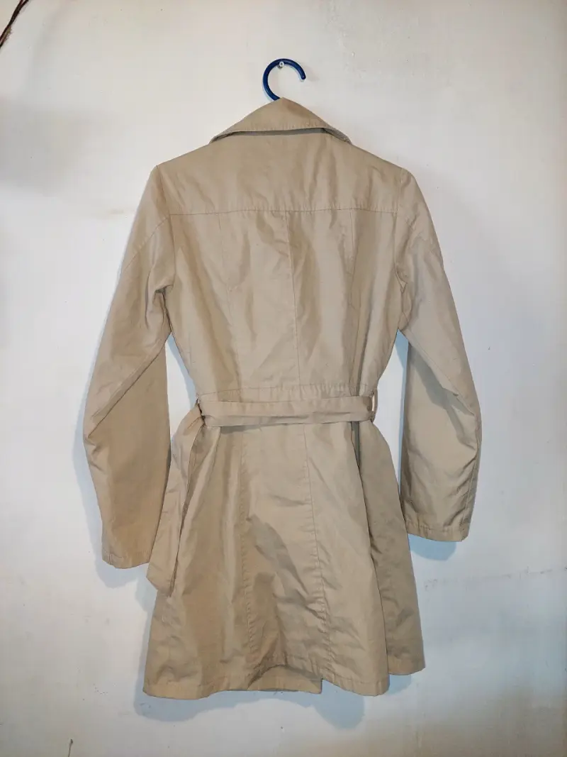 Abrigo beige de mujer con cinturón - 2