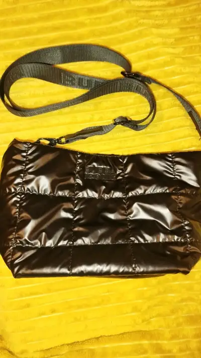 Bolso cruzado acolchado negro con correa ajustable - miniatura 1