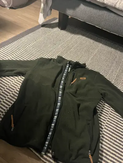 Chaqueta polar verde con cierre decorativo - miniatura 1