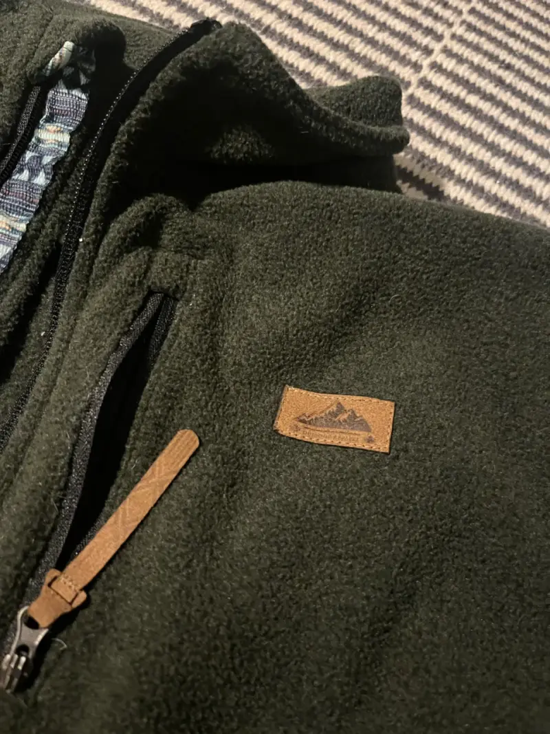 Chaqueta polar verde con cierre decorativo - 2