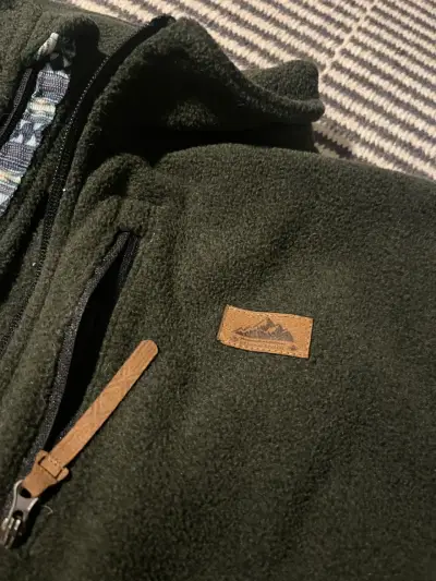 Chaqueta polar verde con cierre decorativo - miniatura 2