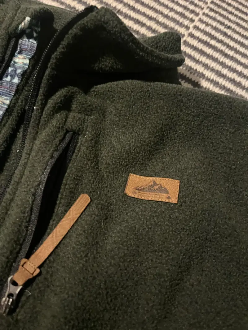 Chaqueta polar verde con cierre decorativo - 3