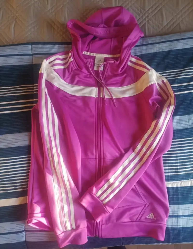 Chaqueta deportiva Adidas rosa con capucha