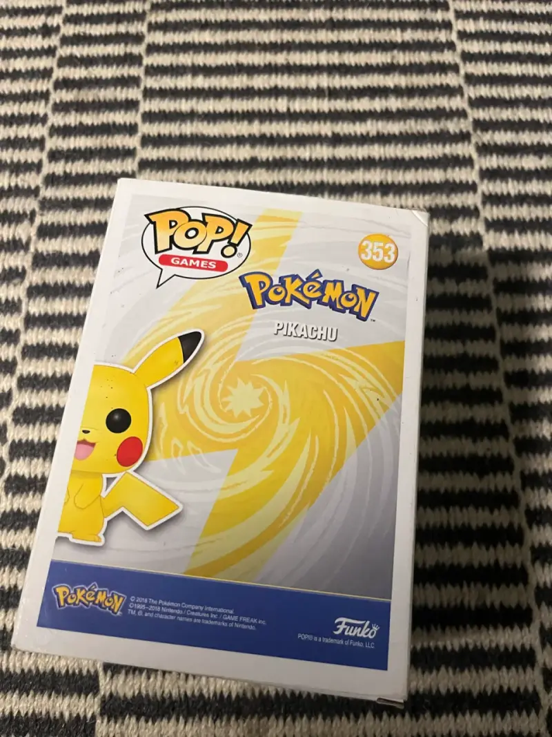 Figura Funko Pop Pikachu Edición Especial - 3
