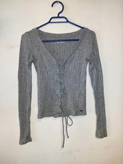 Suéter gris  con escote en V, Hollister - miniatura 1