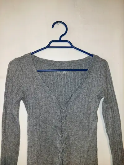 Suéter gris  con escote en V, Hollister - miniatura 2