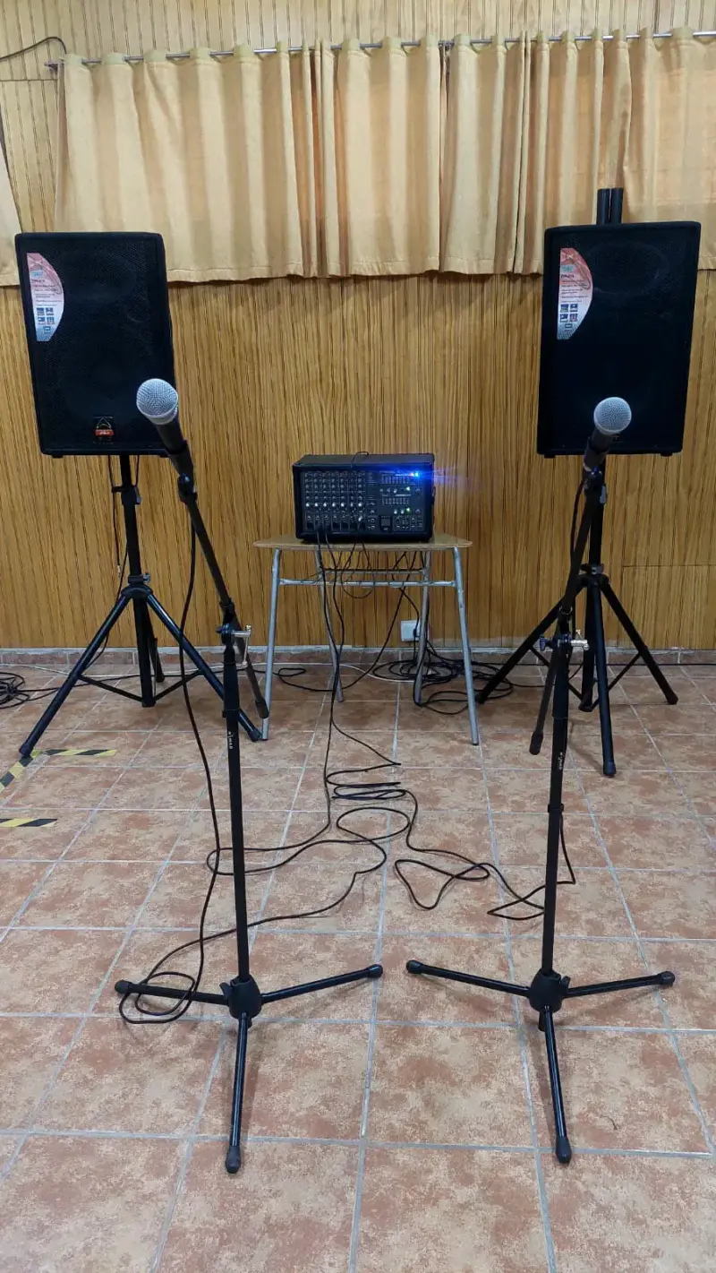 Sistema de sonido profesional con micrófonos y parlantes - 1
