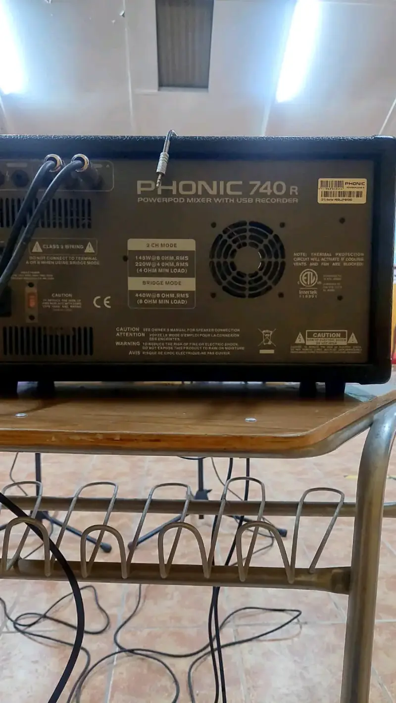 Sistema de sonido profesional con micrófonos y parlantes - 5