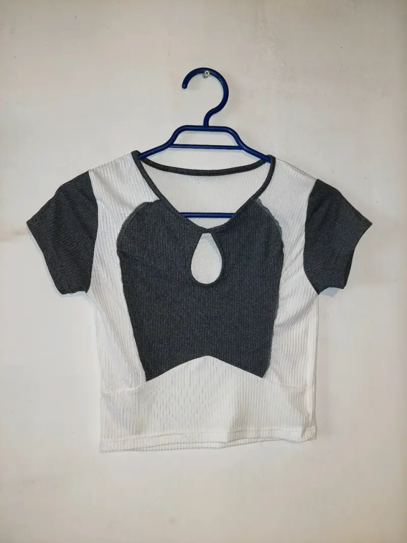 Polera bicolor con diseño moderno - 1