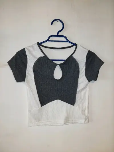 Polera bicolor con diseño moderno - miniatura 1
