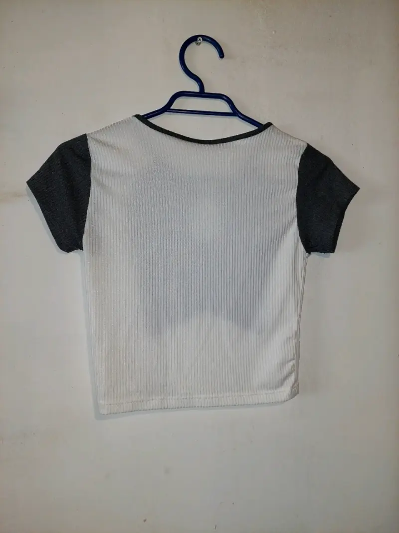 Polera bicolor con diseño moderno - 2