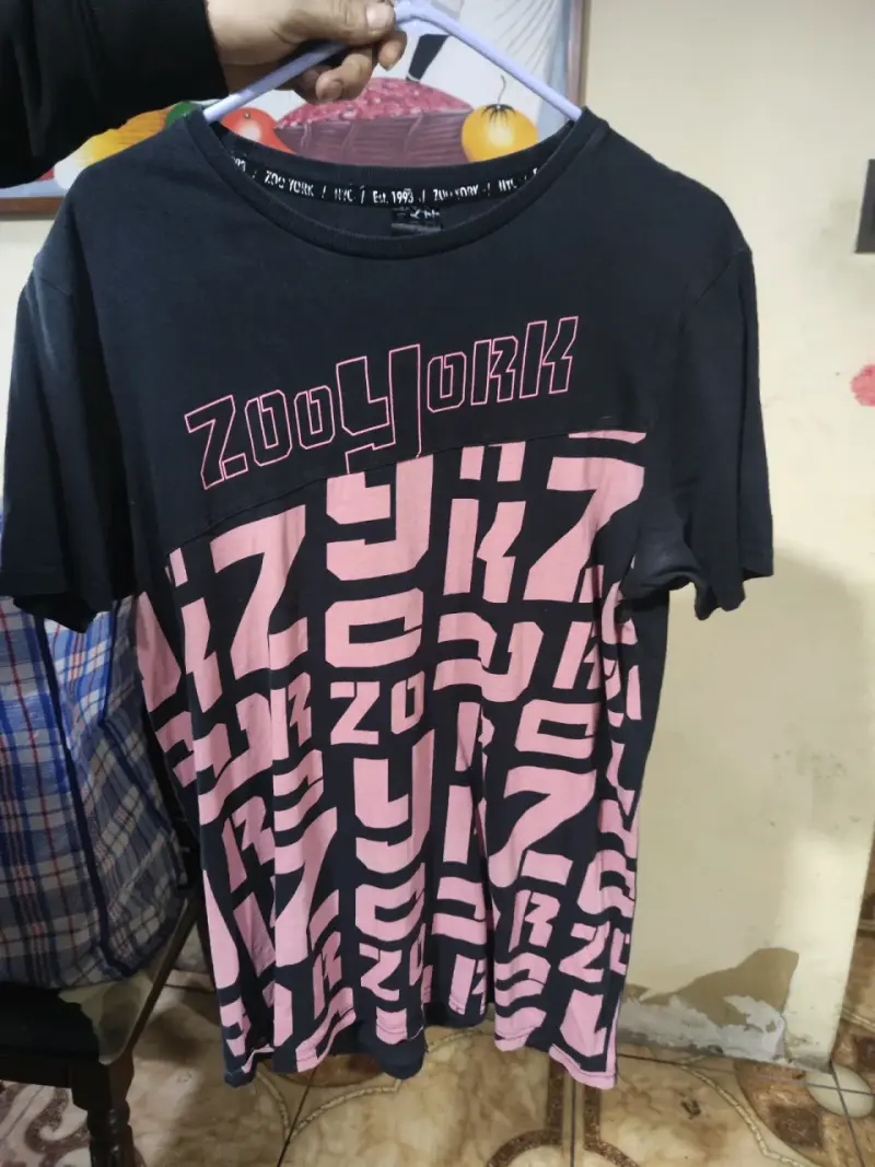 Polera Zoo York negra con diseño gráfico - 1