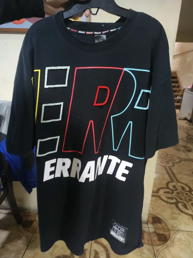 Polera negra con diseño gráfico Errante - 1