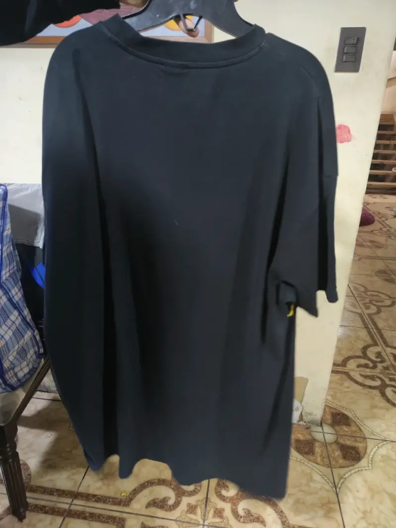 Polera negra con diseño gráfico Errante - 2