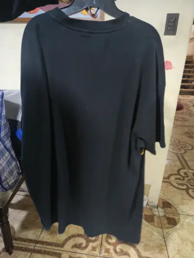 Polera negra con diseño gráfico Errante - miniatura 2