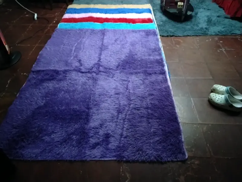 Alfombra de felpa multicolor grande - 1