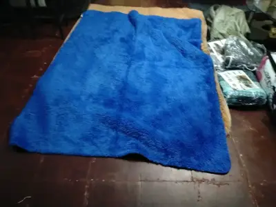 Alfombra de felpa multicolor grande - miniatura 3
