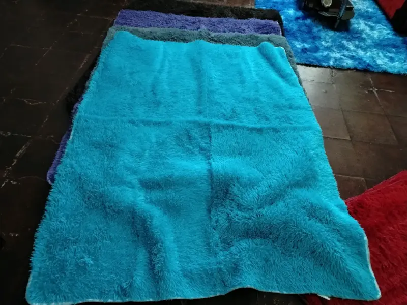 Alfombra de felpa multicolor grande - 5