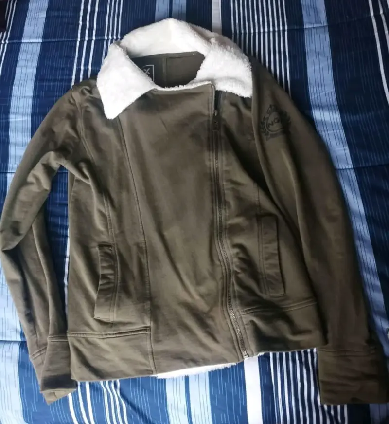Chaqueta de invierno con cuello de lana sintética