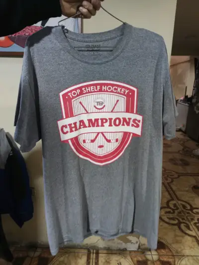 Polera gris Gildan Top Shelf Hockey Champions - miniatura 1