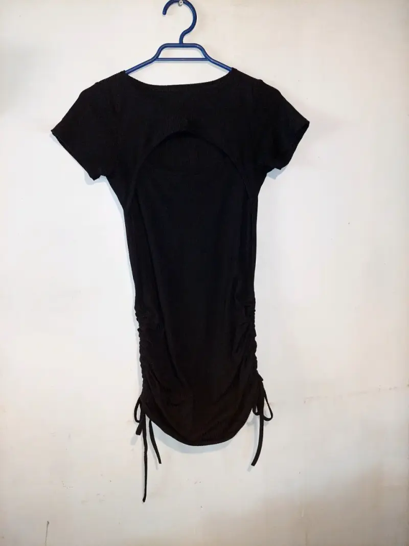 Vestido negro ajustado con lazo lateral - 1