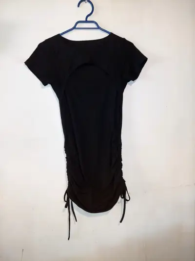 Vestido negro ajustado con lazo lateral - miniatura 1