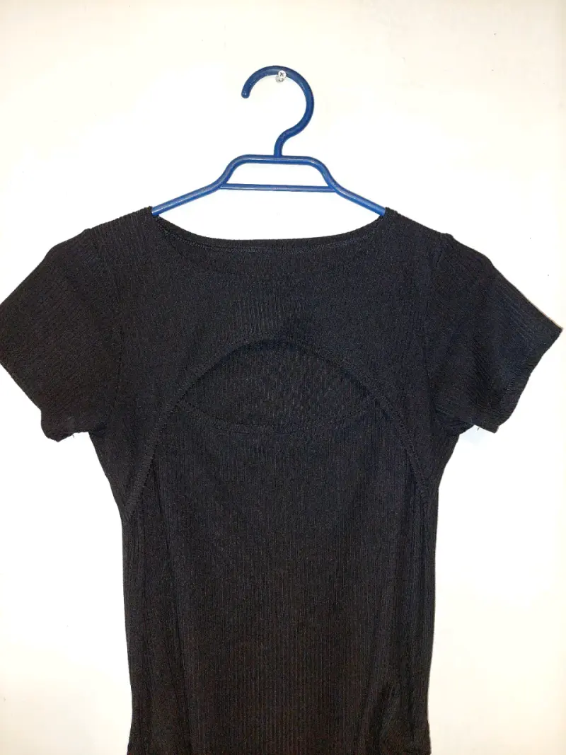 Vestido negro ajustado con lazo lateral - 2