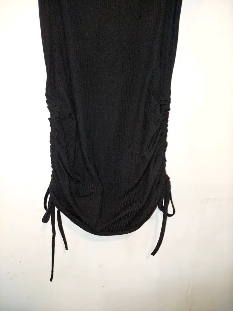 Vestido negro ajustado con lazo lateral - 3