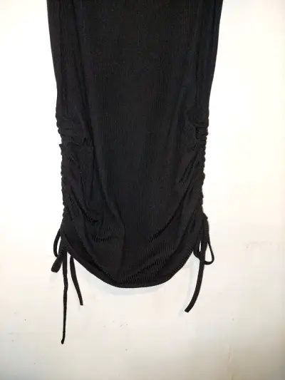 Vestido negro ajustado con lazo lateral - miniatura 3