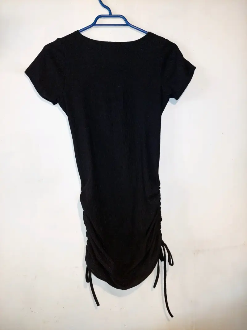 Vestido negro ajustado con lazo lateral - 4
