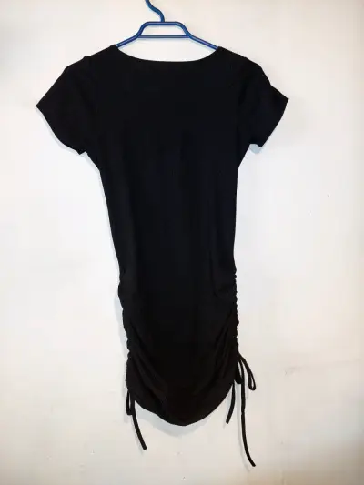 Vestido negro ajustado con lazo lateral - miniatura 4