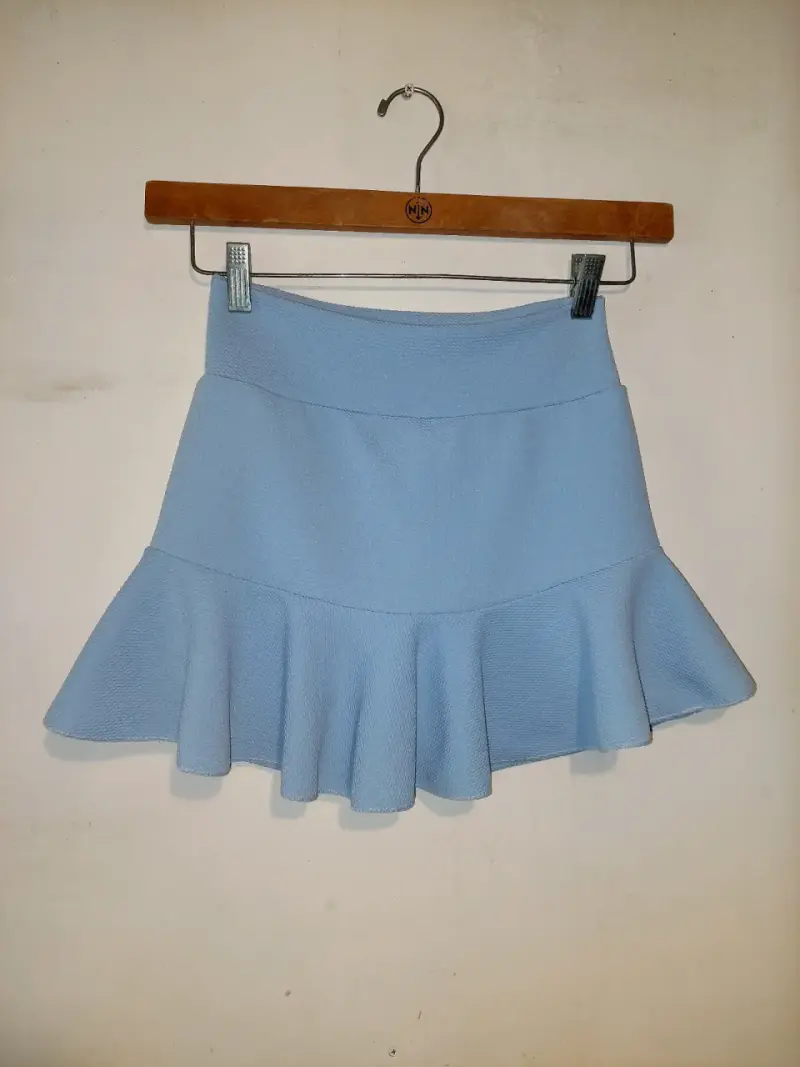 Falda corta azul con vuelo - 1