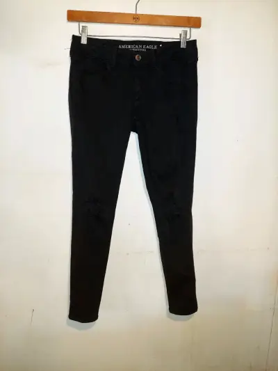 Jeans negros American Eagle con diseño desgastado - miniatura 1