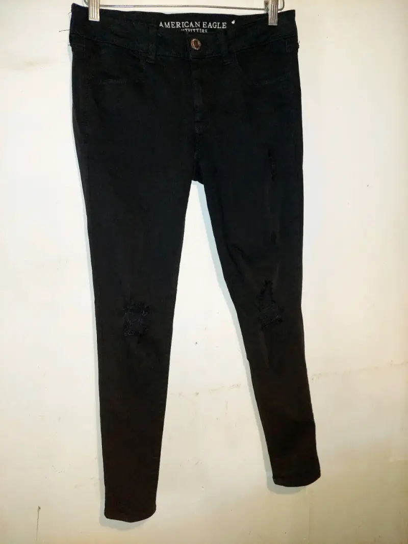 Jeans negros American Eagle con diseño desgastado - 2