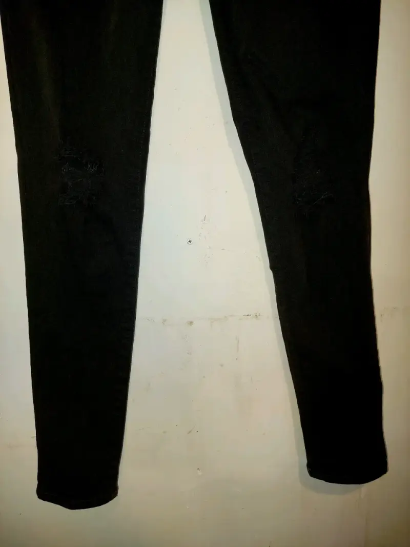 Jeans negros American Eagle con diseño desgastado - 3