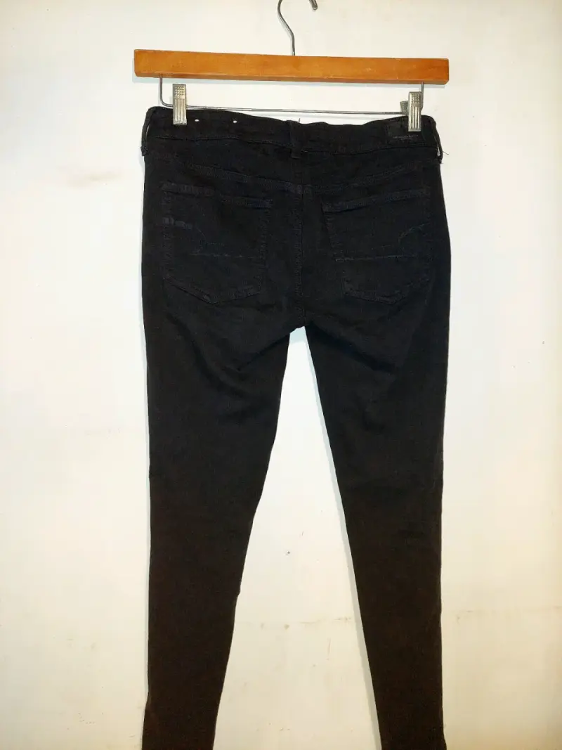 Jeans negros American Eagle con diseño desgastado - 4