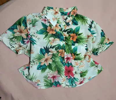 Camisa hawaiana de flores tropicales - miniatura 2