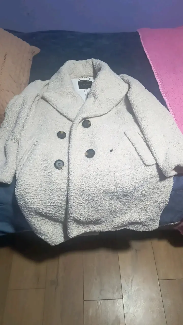 Abrigo de lana sintética beige con botones