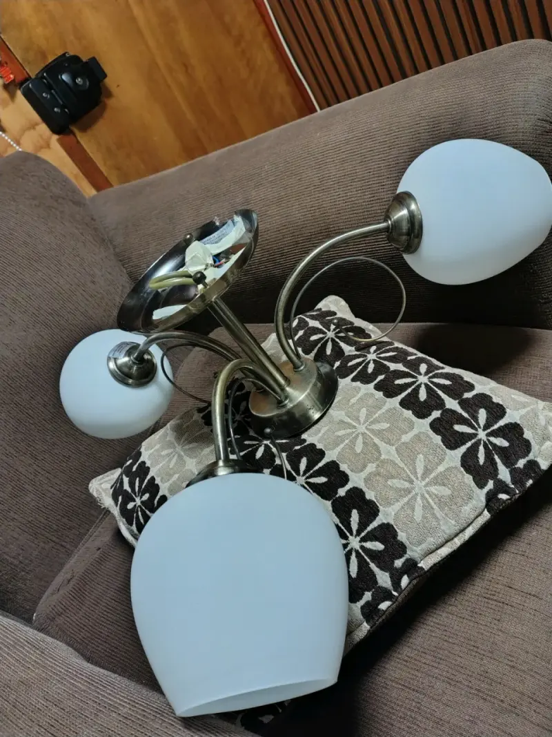 Lámpara de techo con tres luces estilo moderno - 1